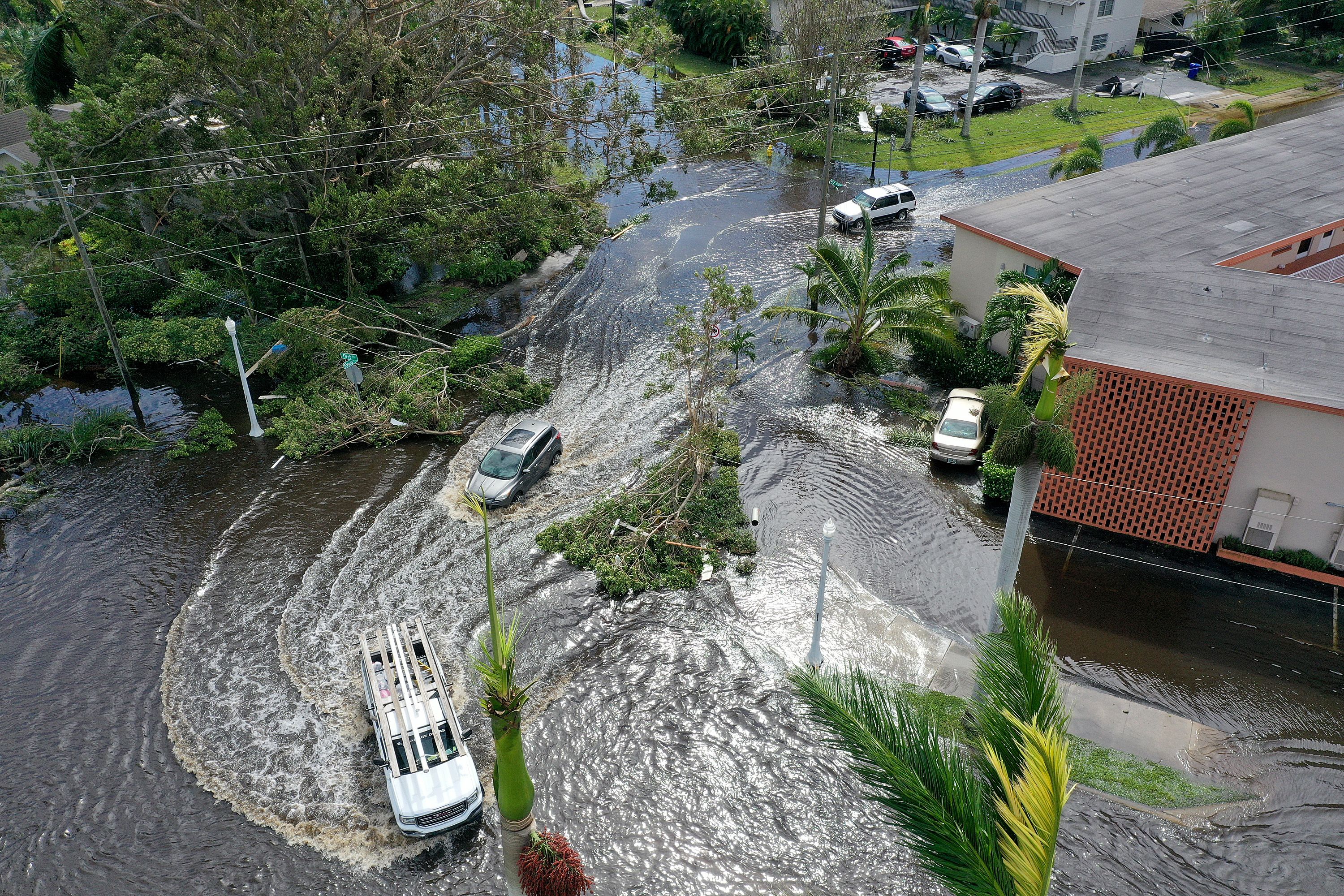 Vista aérea de vehículos en un área inundada después del huracán Ian 