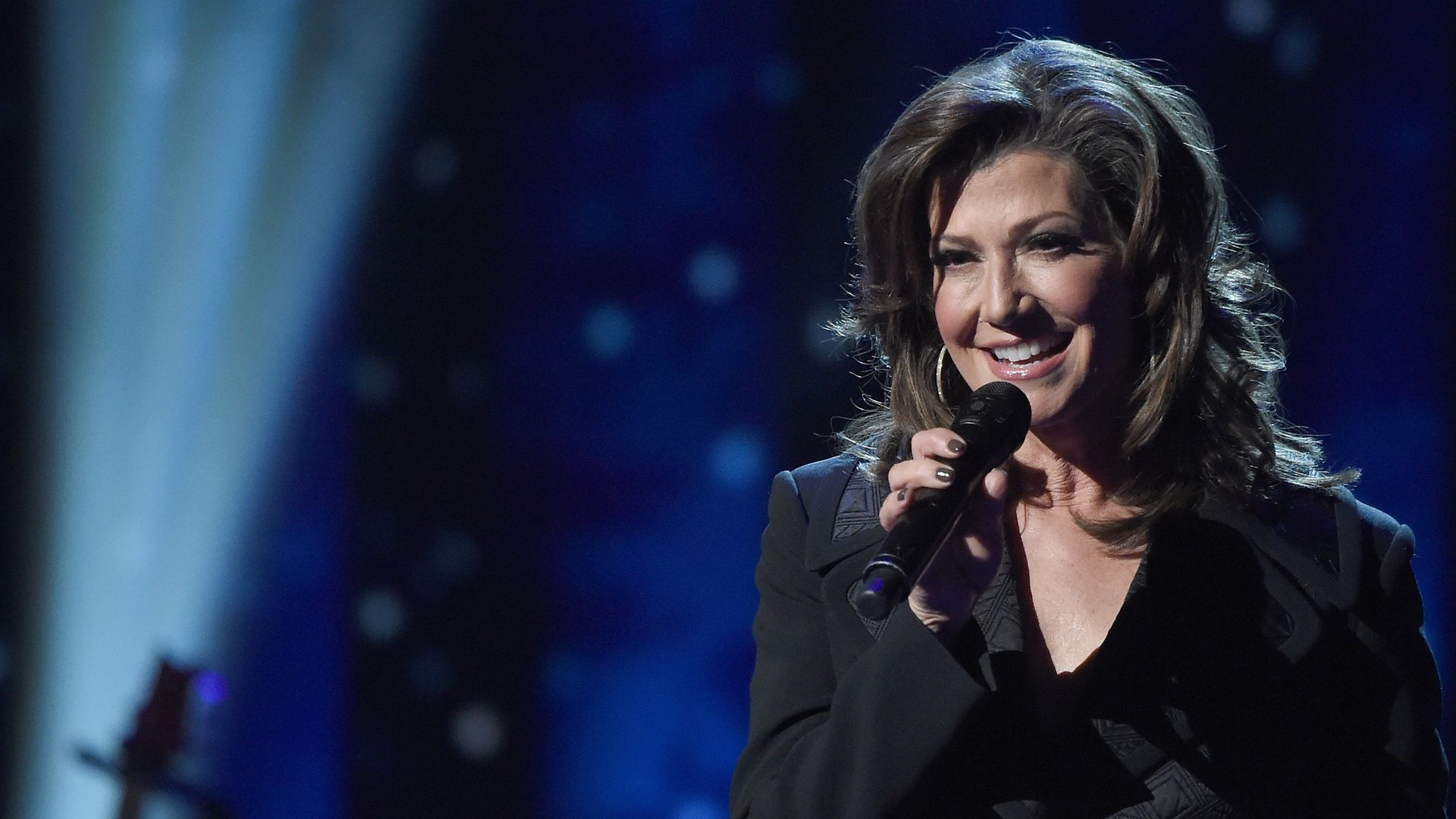 Amy Grant performing.