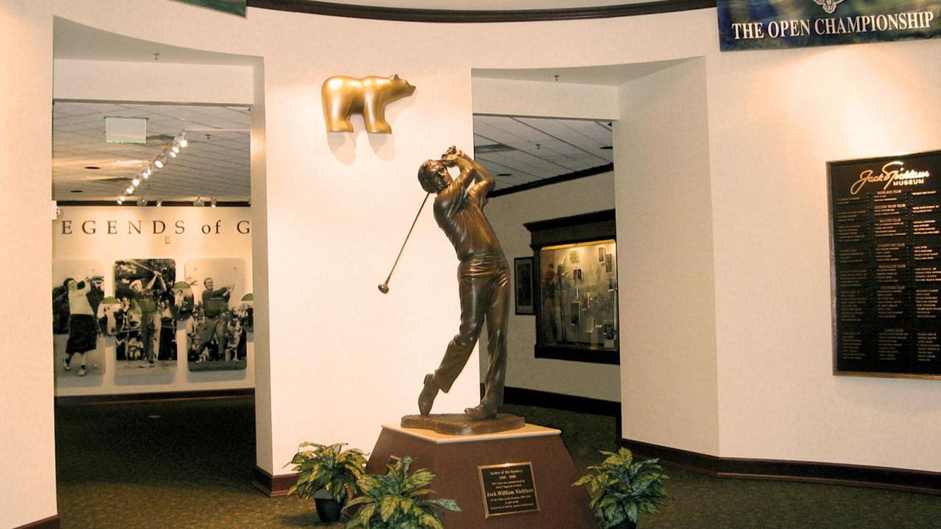 A statue of Jack Nicklaus in the foyer entrance of the Jack Nicklaus Museum