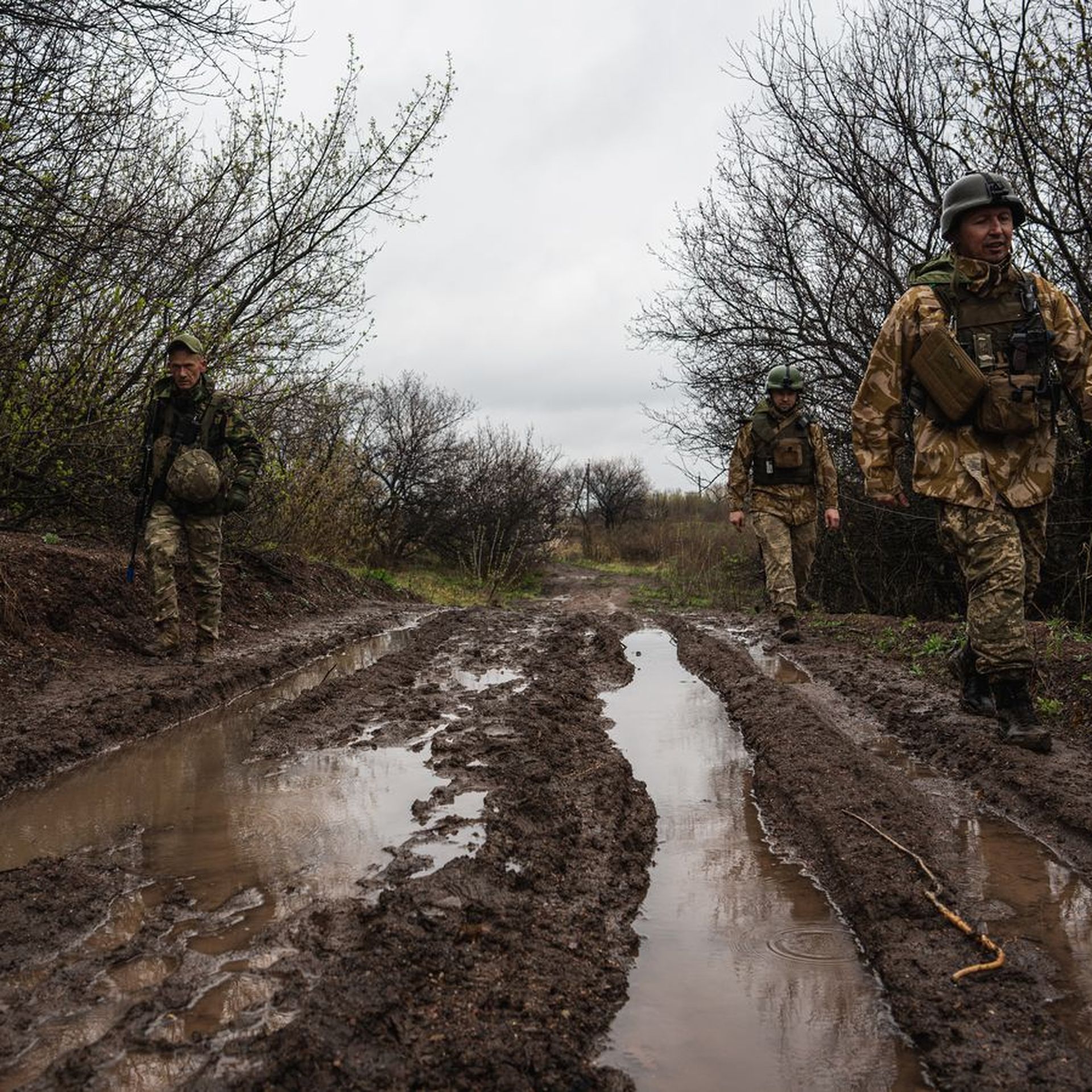 Ukrainian soldiers walk near the front line in the Donbas region of eastern Ukraine on April 14. Photo: Wolfgang Schwan/Anadolu Agency via Getty Images