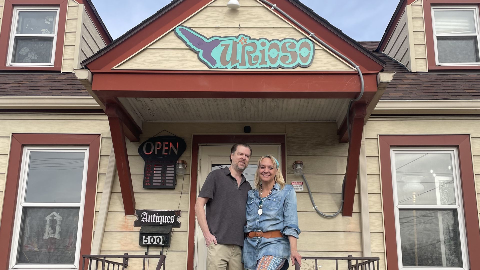 people in front of curioso house