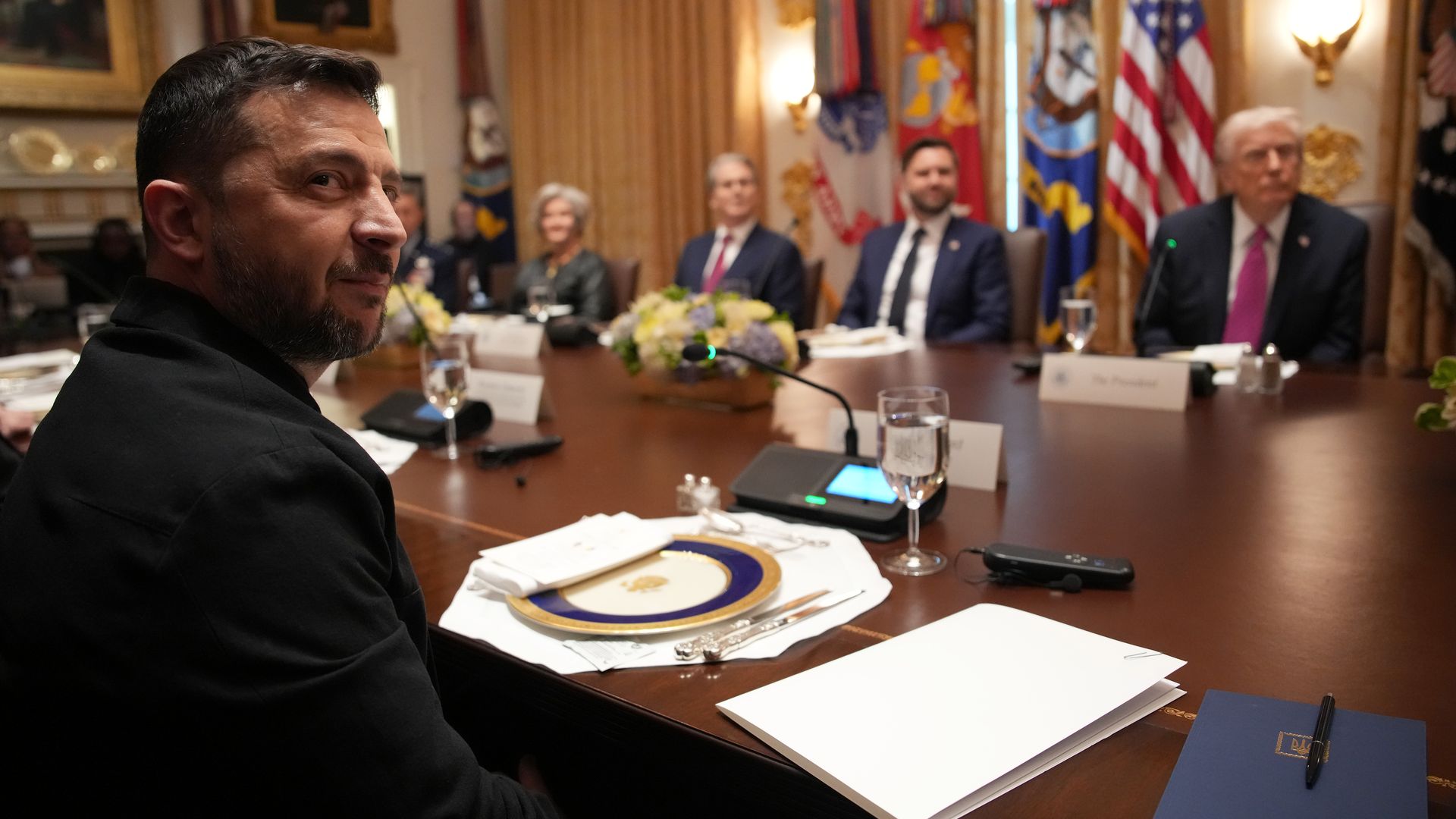 Volodymyr Zelensky ngồi tại bàn trong Phòng Nội các đối mặt với Donald Trump và các quan chức Hoa Kỳ khác trong một cuộc họp tại Nhà Trắng.