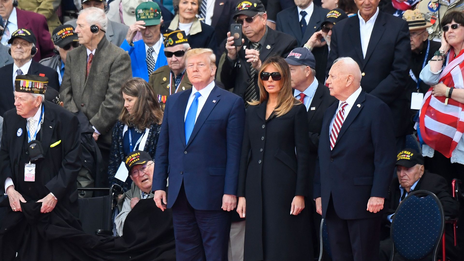  Trump (C-L) and US First Lady Melania Trump (C-R) stand with WWII veterans.