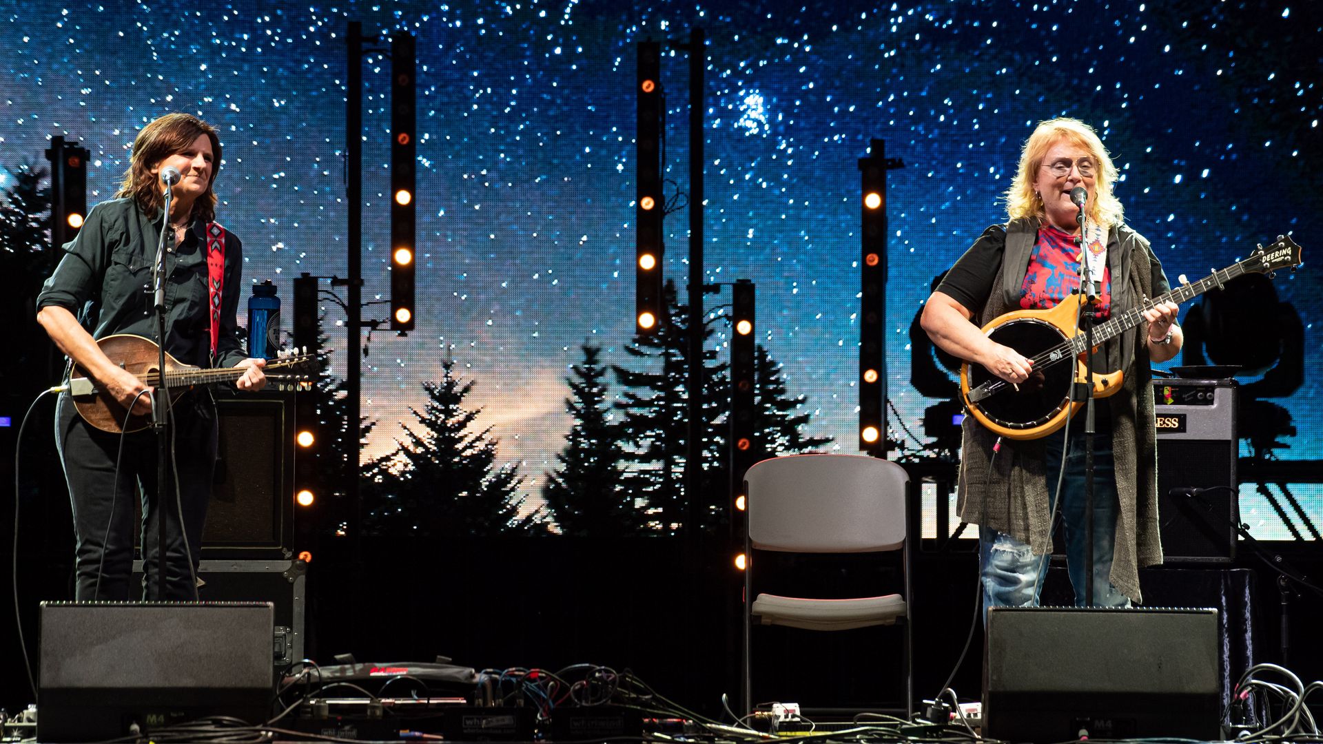 The Indigo Girls on stage.