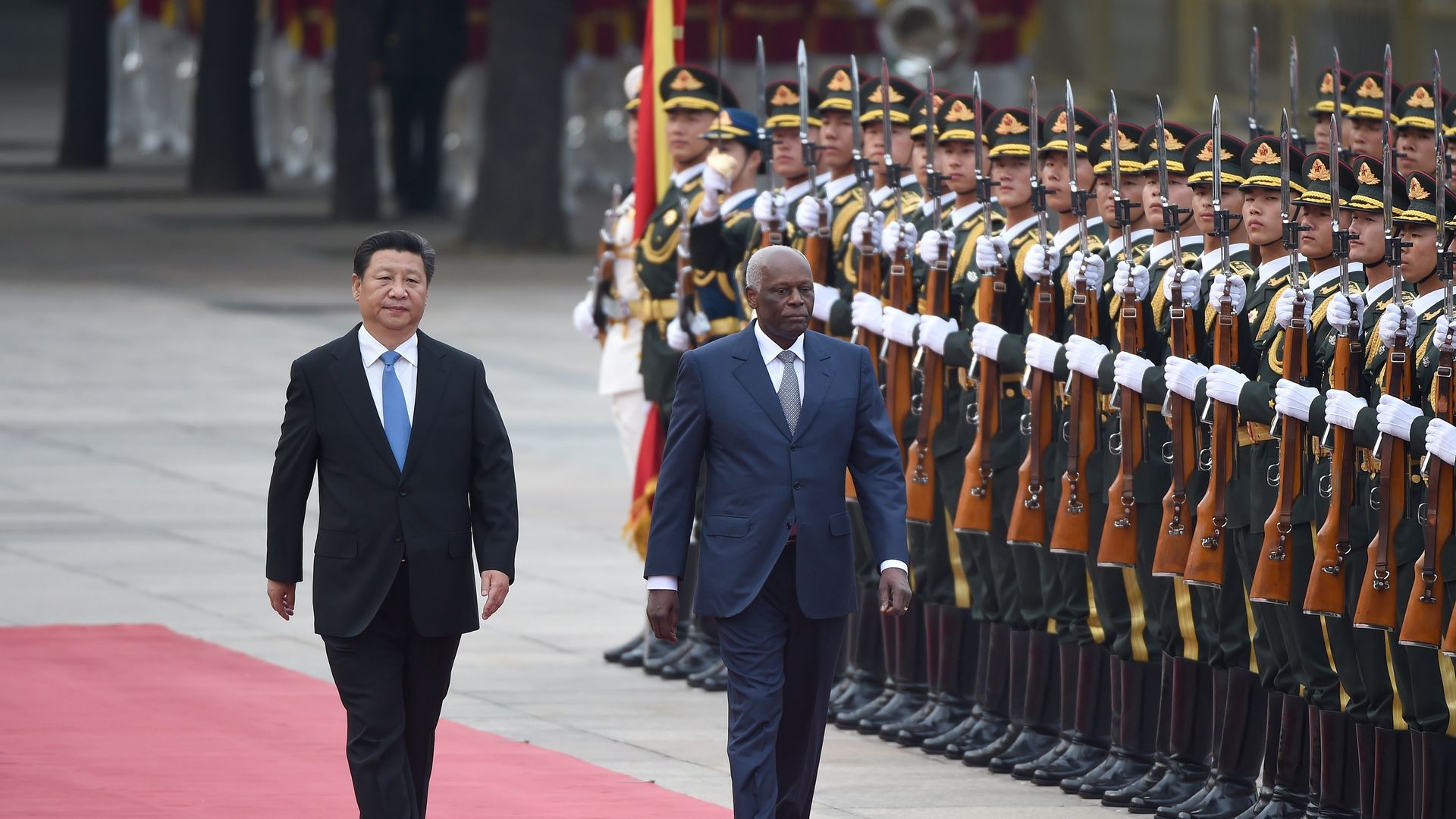 The two leaders walk by Chinese soldiers