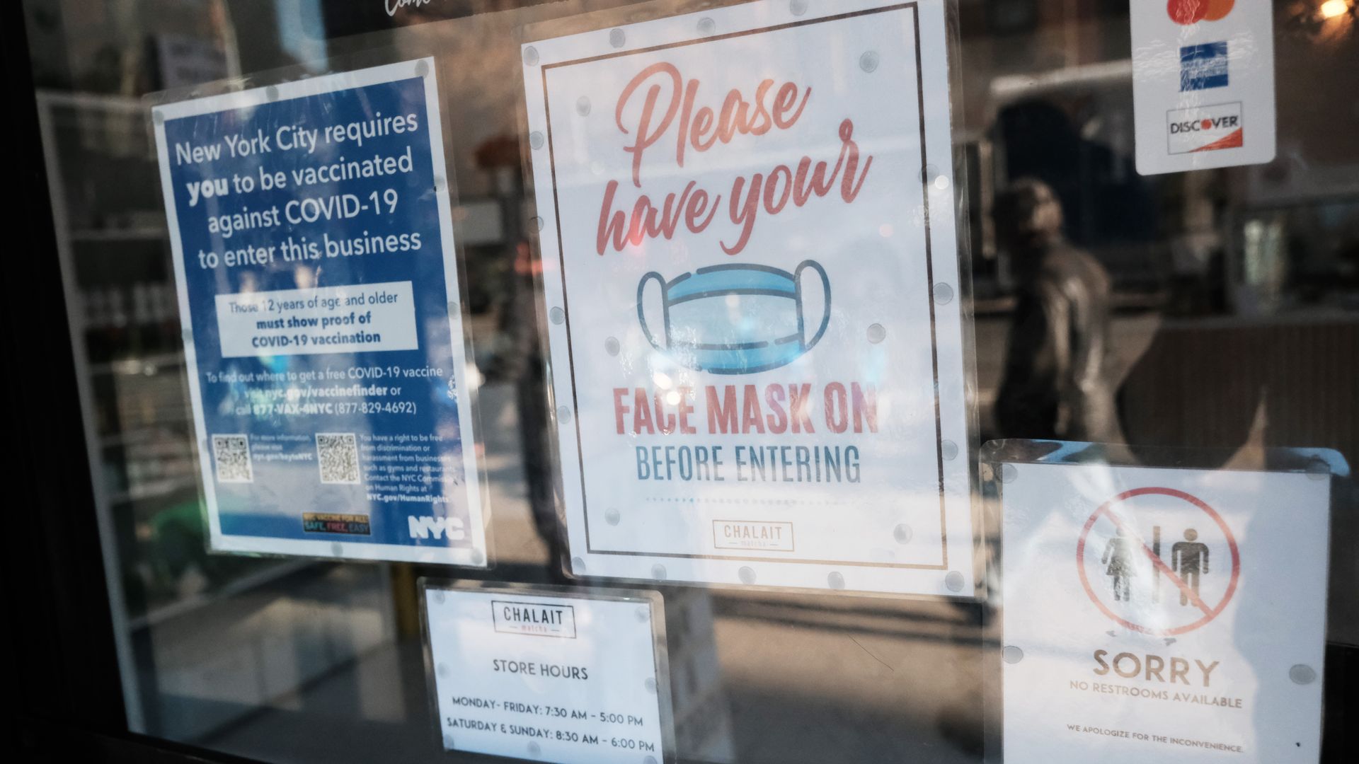 A photo of a mask sign in New York.