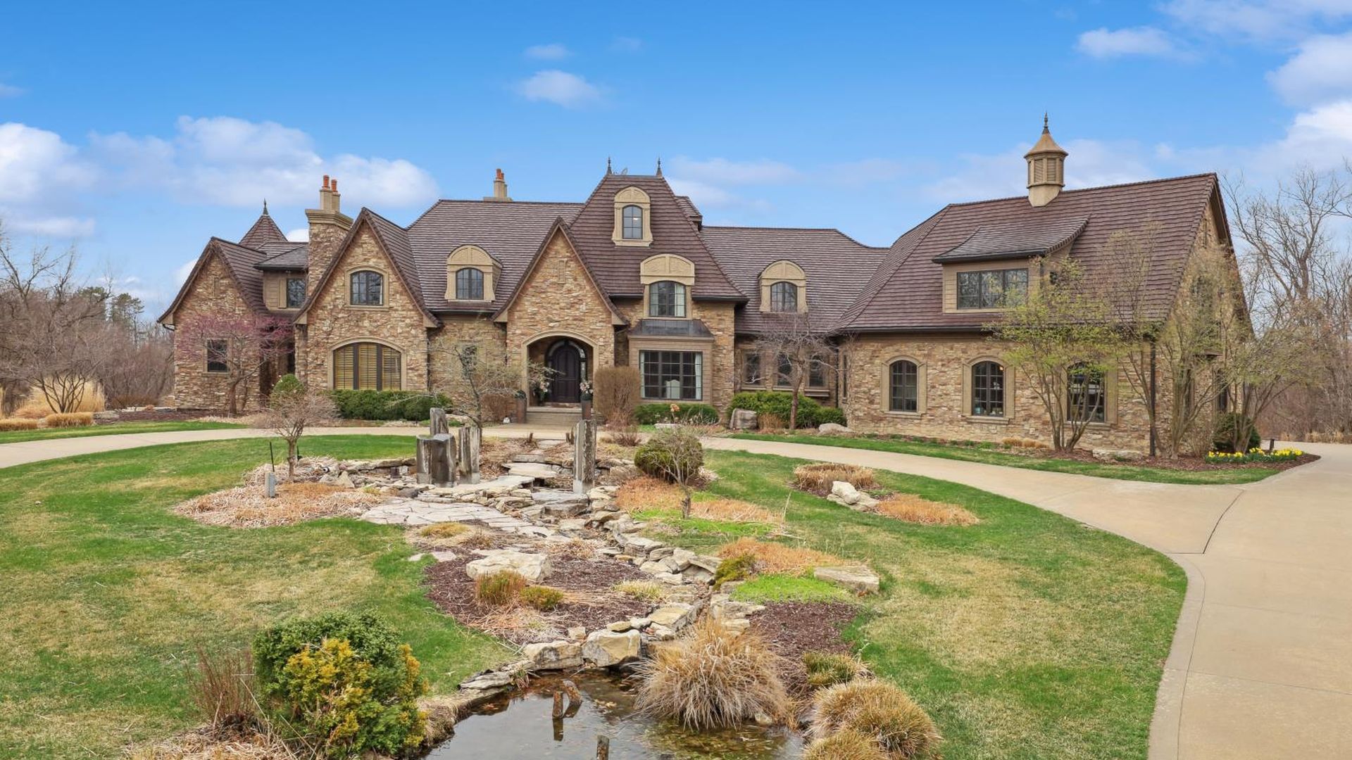 A photo of a home in Elkhart, Iowa.