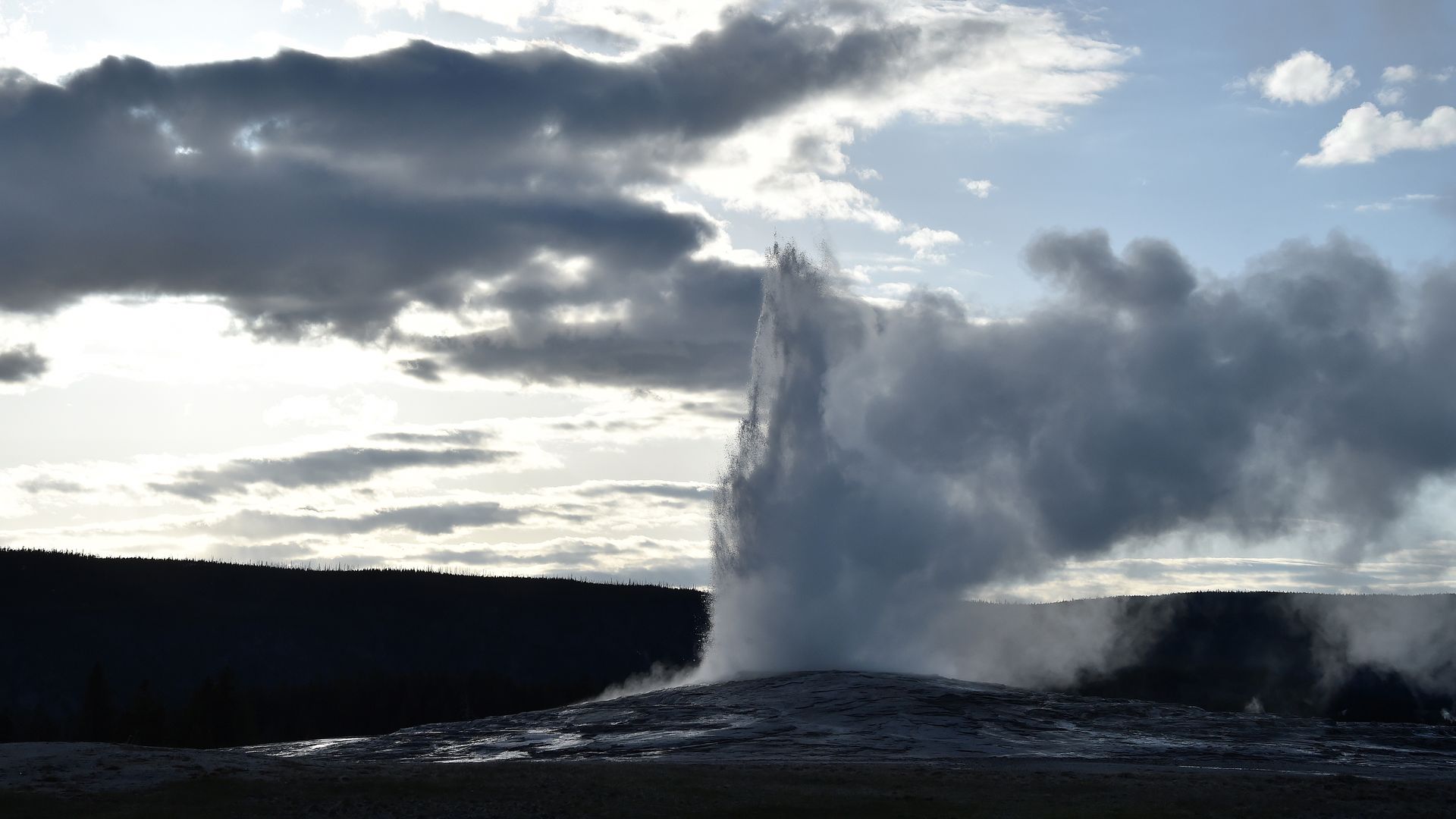 Old Faithful geyser erupts