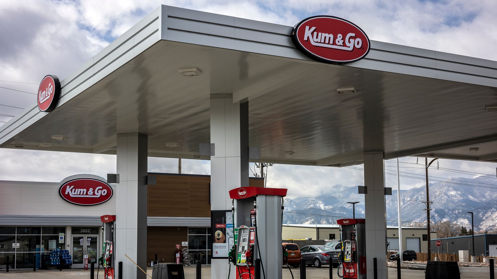 A photo of a Kum & Go.