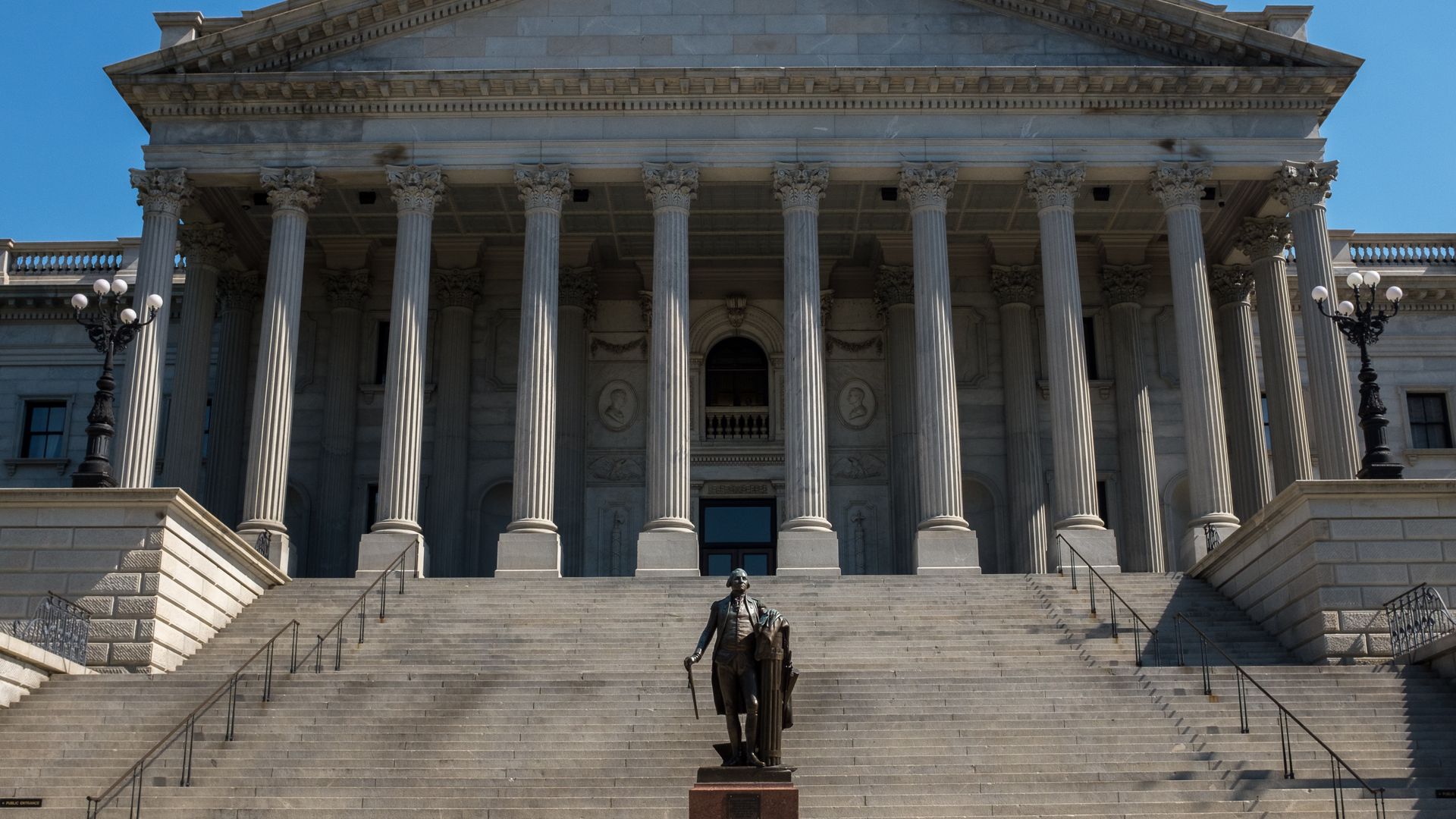 Photo of the front of the South Carolina State House