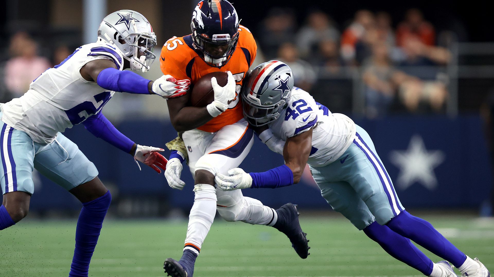 Running back Melvin Gordon splits the Dallas Cowboys defense. Photo: Tom Pennington/Getty Images