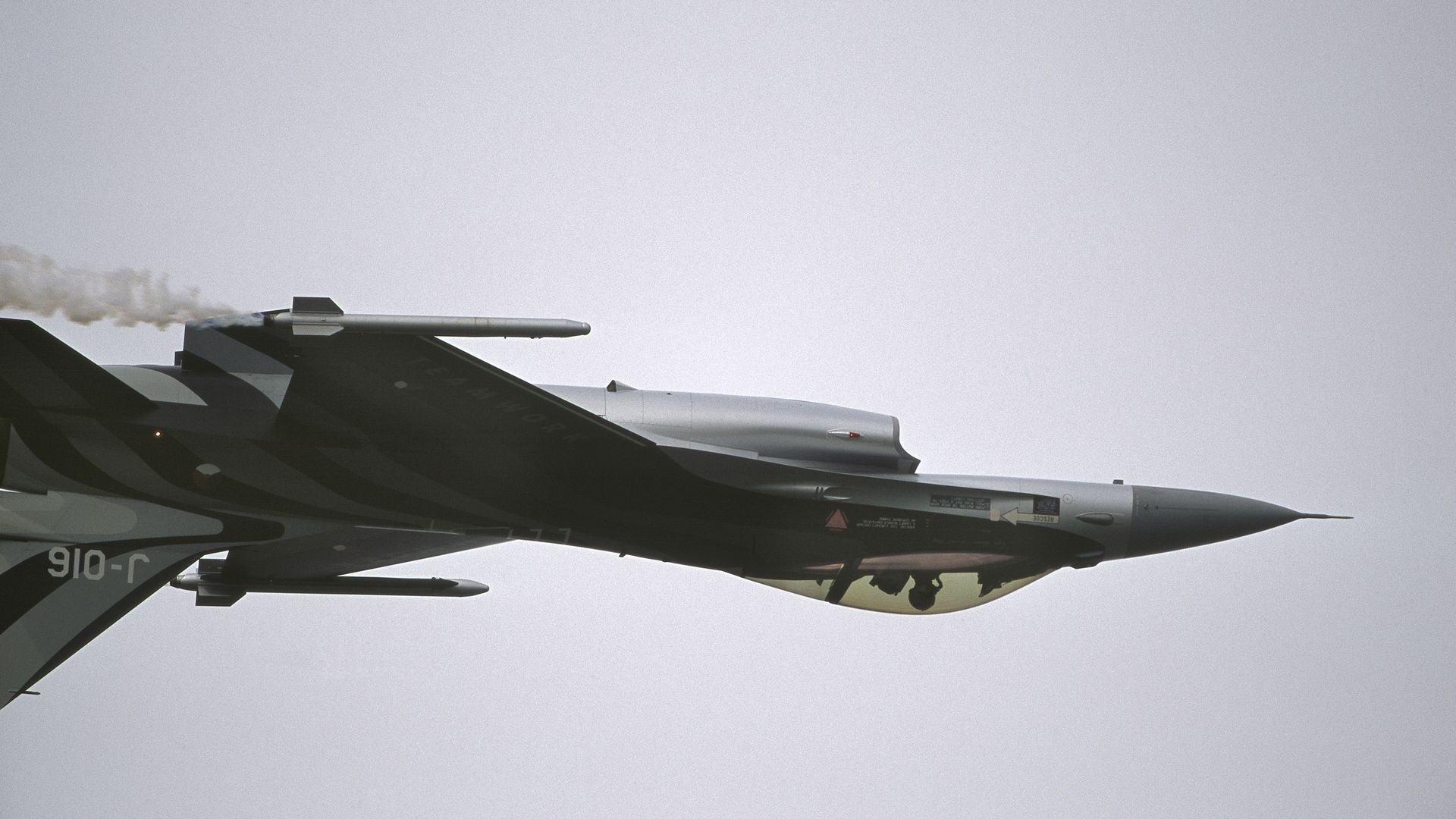 An F-16A flying inverted in 2001.