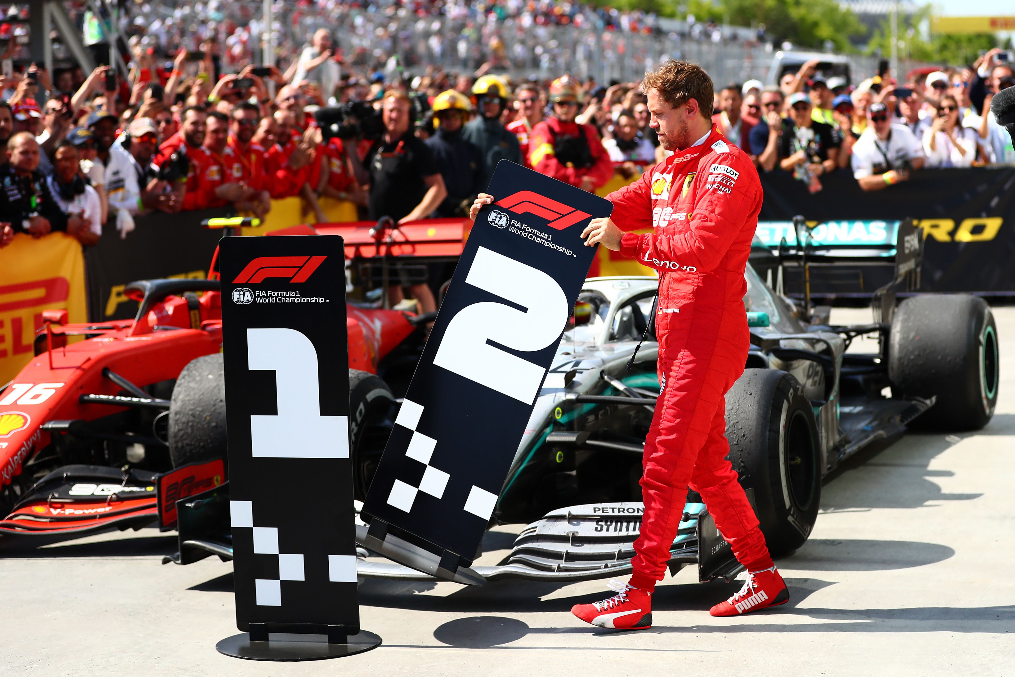 Vettel swaps his sign with Hamilton's