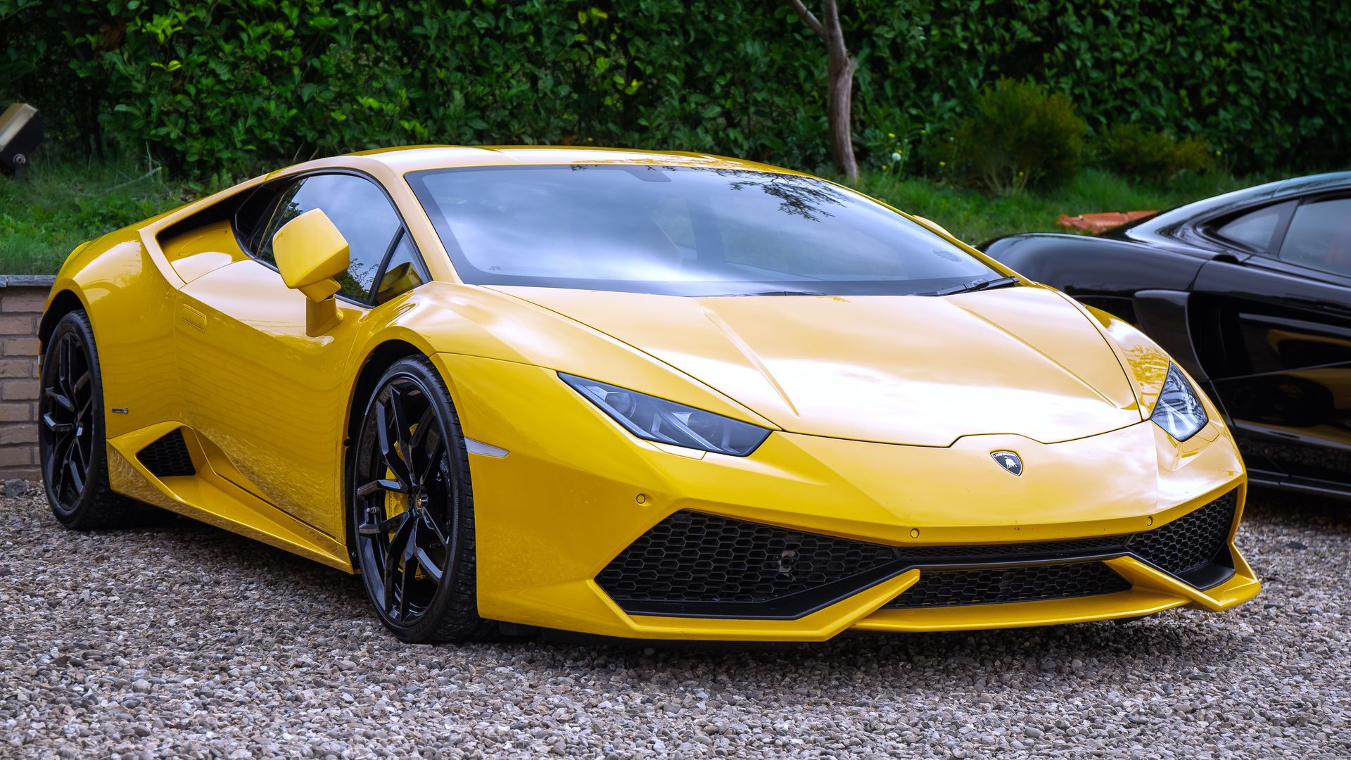 Picture of a yellow lamborghini huracan