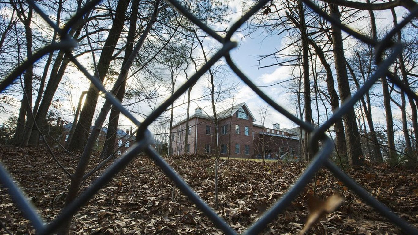 Trump admin may return alleged spy compounds to Russia