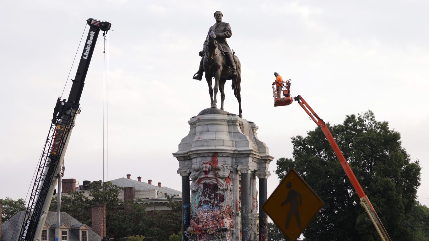 Нужны ли памятники. Robert e Lee Statue. Статуя стрелок. Памятник генералу ли в Ричмонде сверху. Robert e Lee Statue New York.