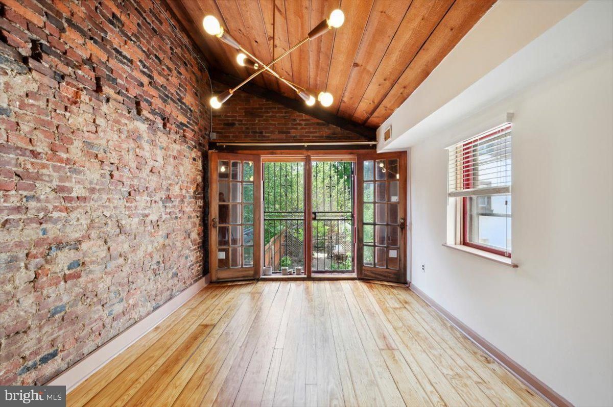 806 S. Front St. bedroom