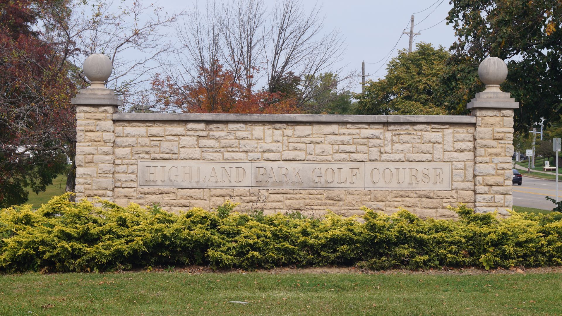 Stone sign reading Highland Park Golf Course