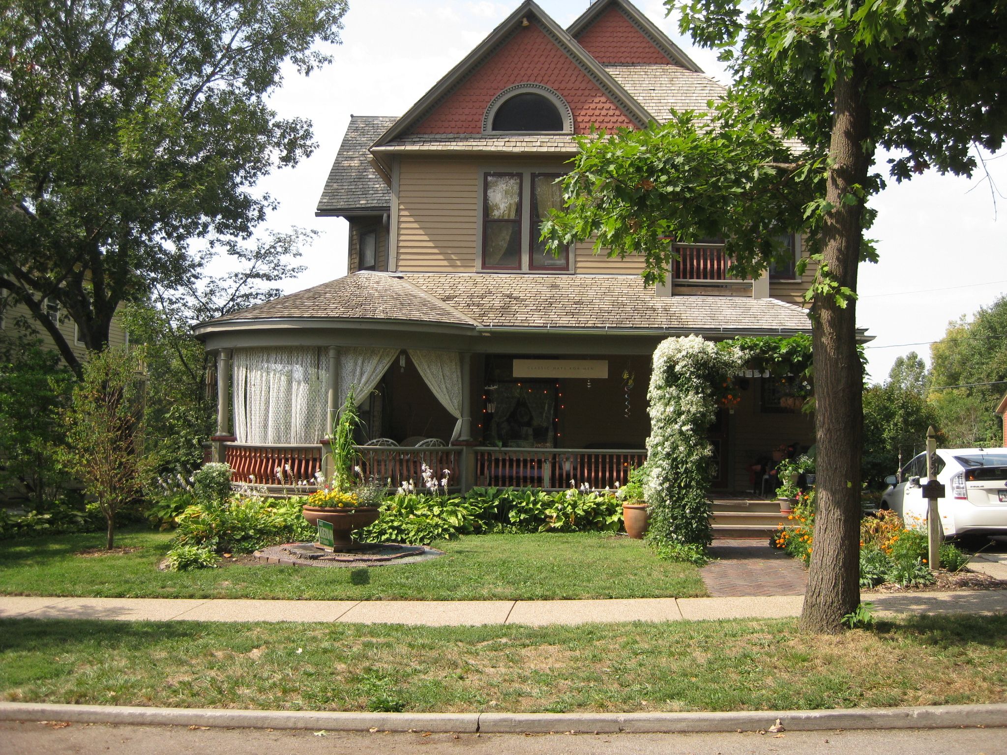 A photo of a home where a Des Moines hat business is located.