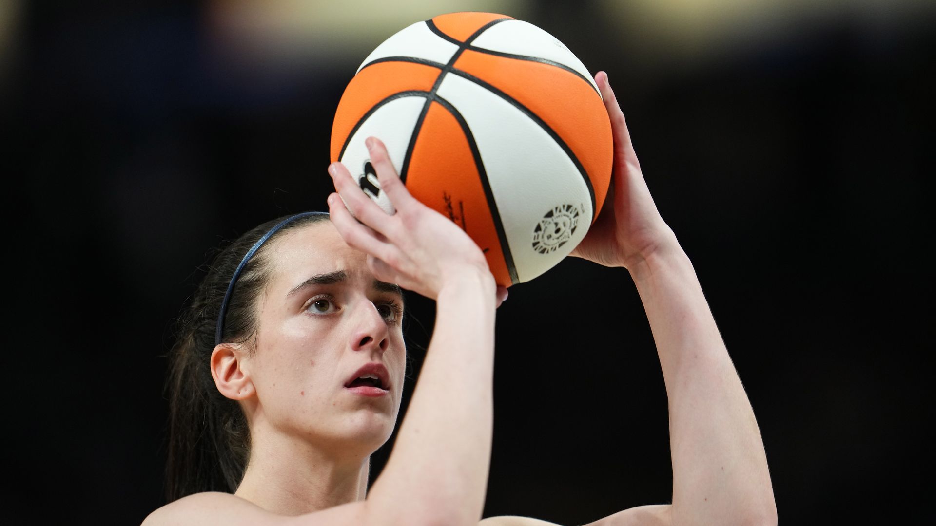 Caitlin Clark shoots ball