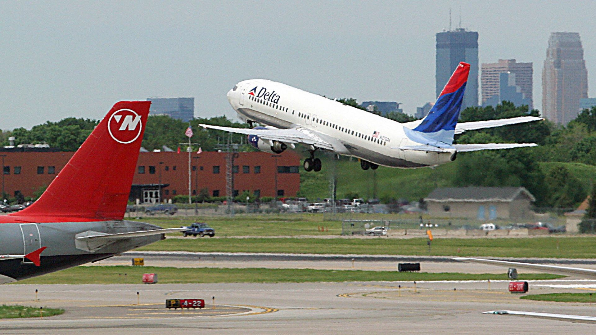 A Delta Airlines jet takes off at Minneapolis/St. Paul International Airport 30 May, 2006 in St.Paul, MN.