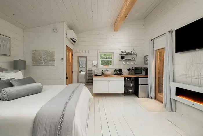 Luxurious Secluded Romantic Treehouse with Hot Tub interior