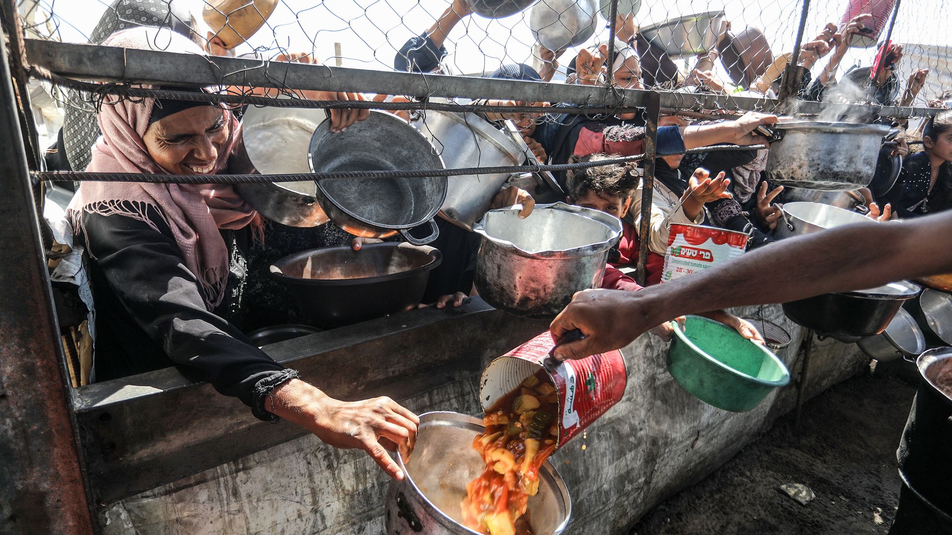 Palestinians gather for receive food on July 3, 2025, in Khan Yunis, Gaza.  Photo: 