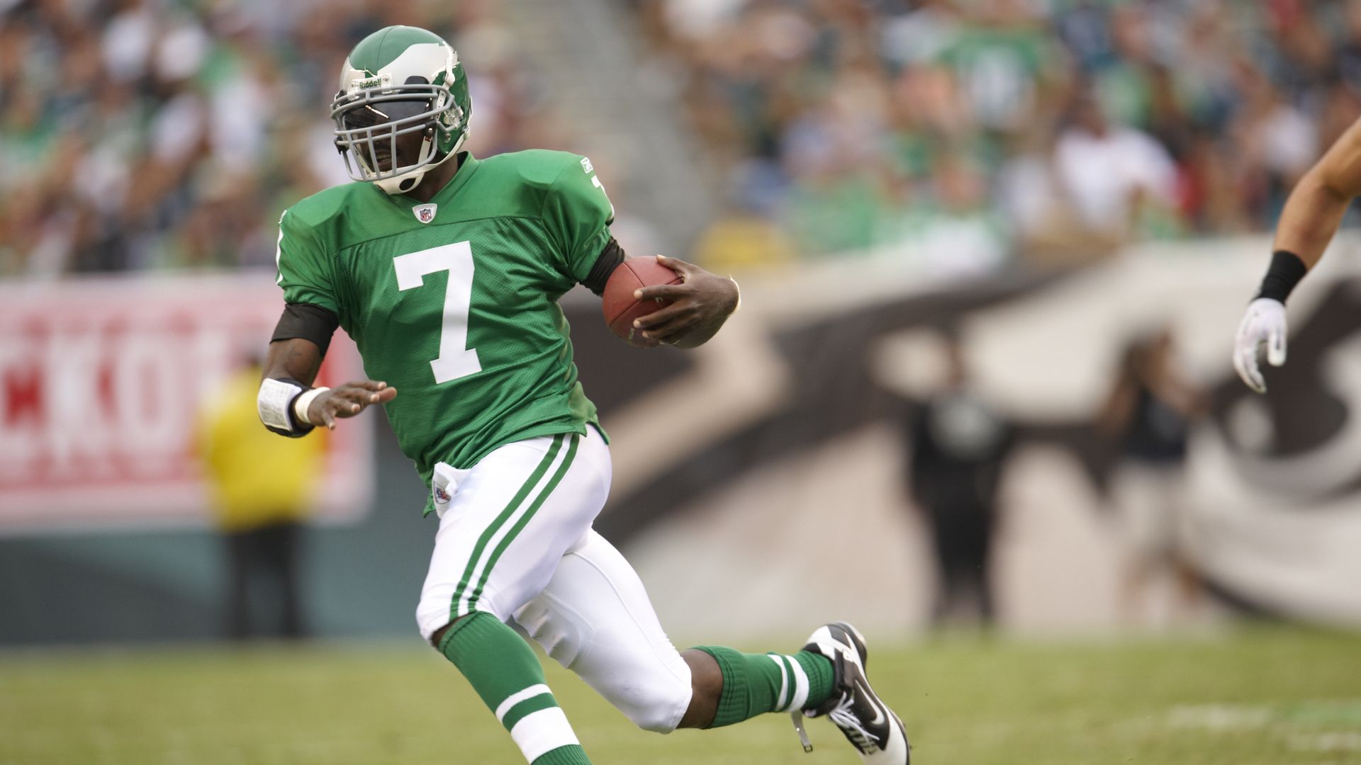 Philadelphians show out for Eagles' throwback kelly green jerseys