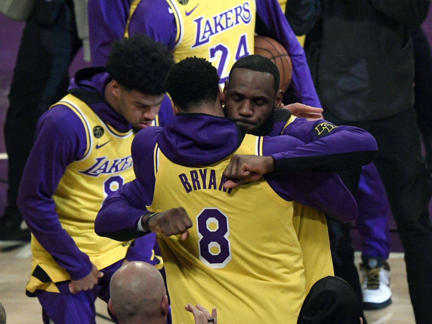 LA Lakers honor LeBron James in pregame ceremony game after