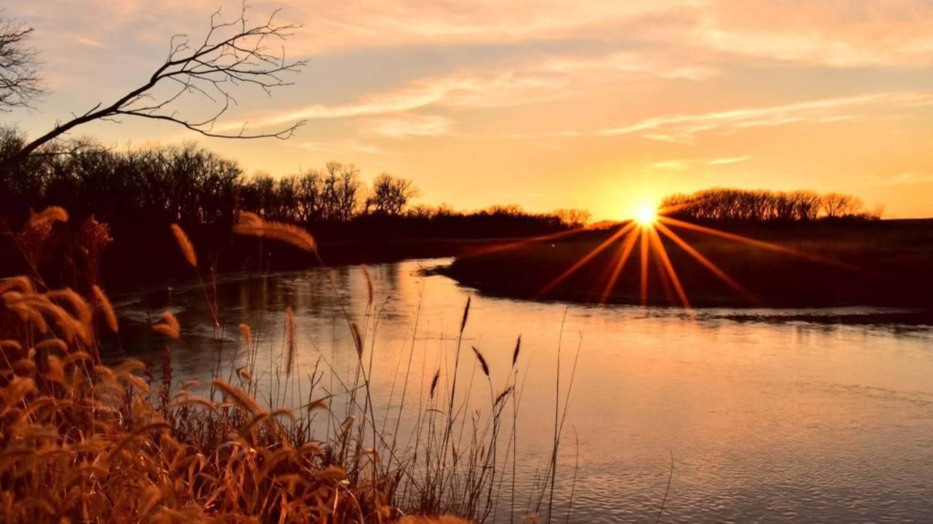 A photo of the Raccoon River.