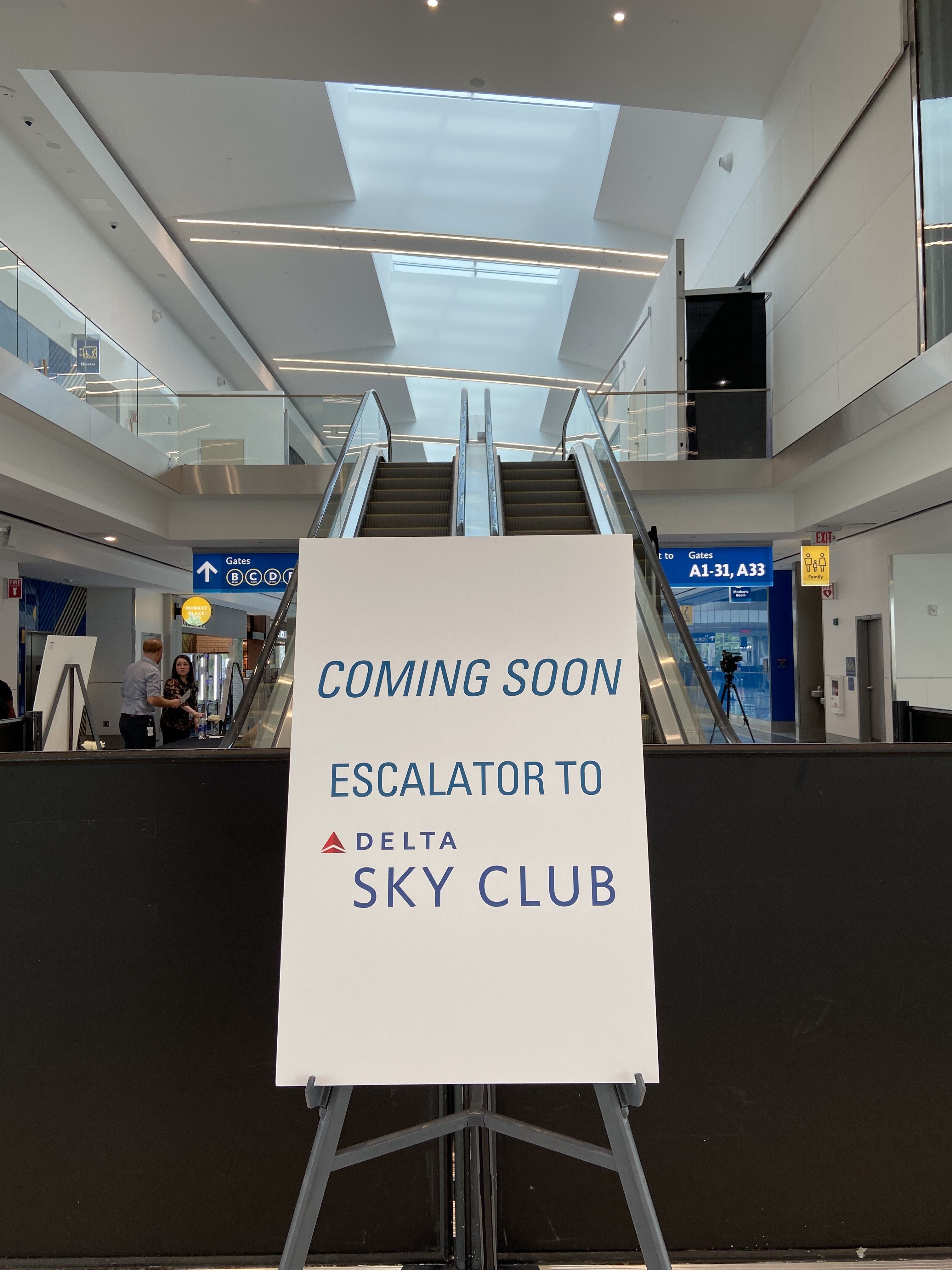 Delta Sky Club sign.