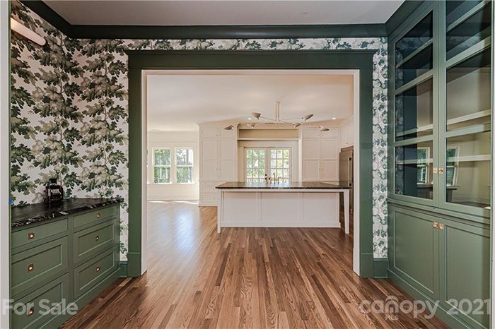 708 e tremont interior