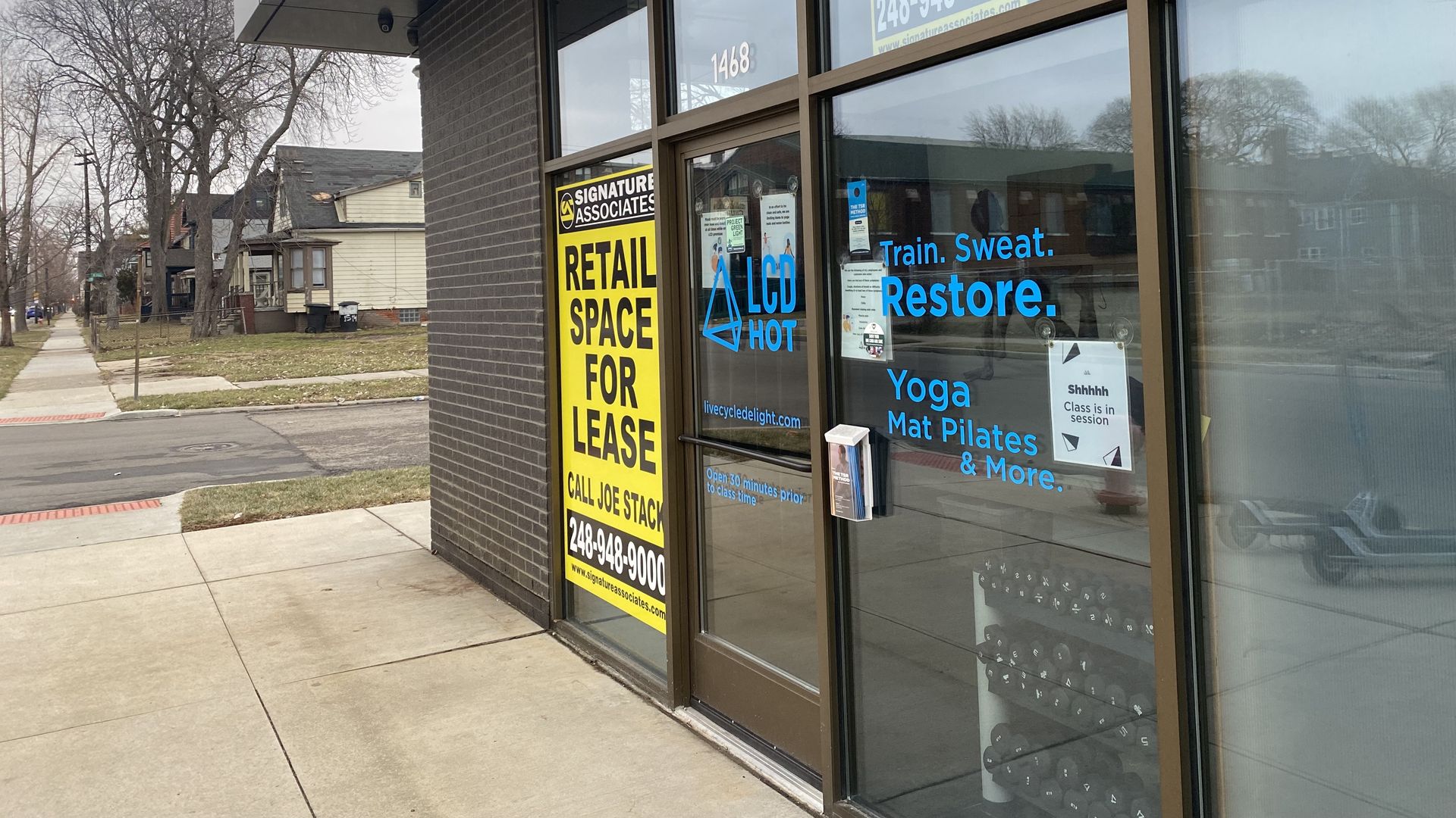 The storefront of Live Cycle Delight shows its logo and description as well as a "for lease" sign. 