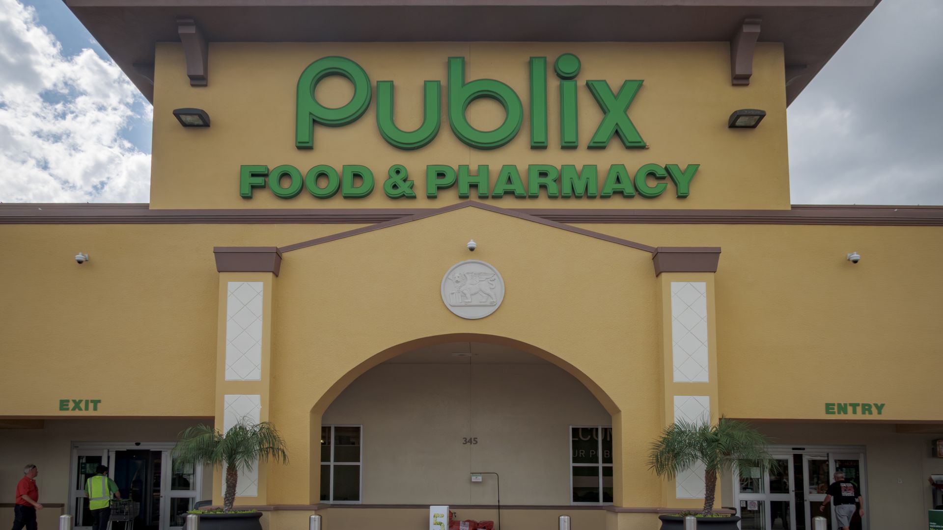 The front of a Publix grocery store. 