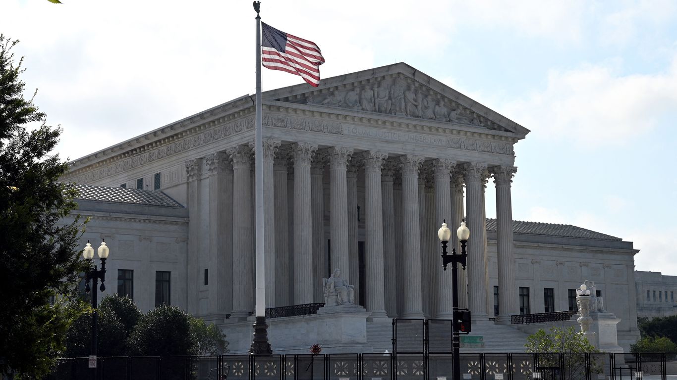 Fencing around Supreme Court removed, building is still closed