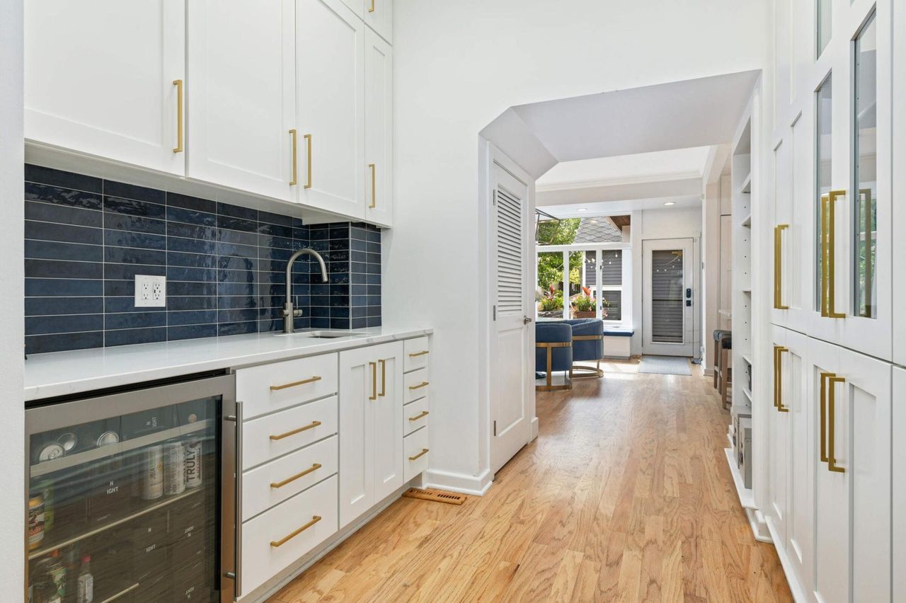 wet bar with prep area