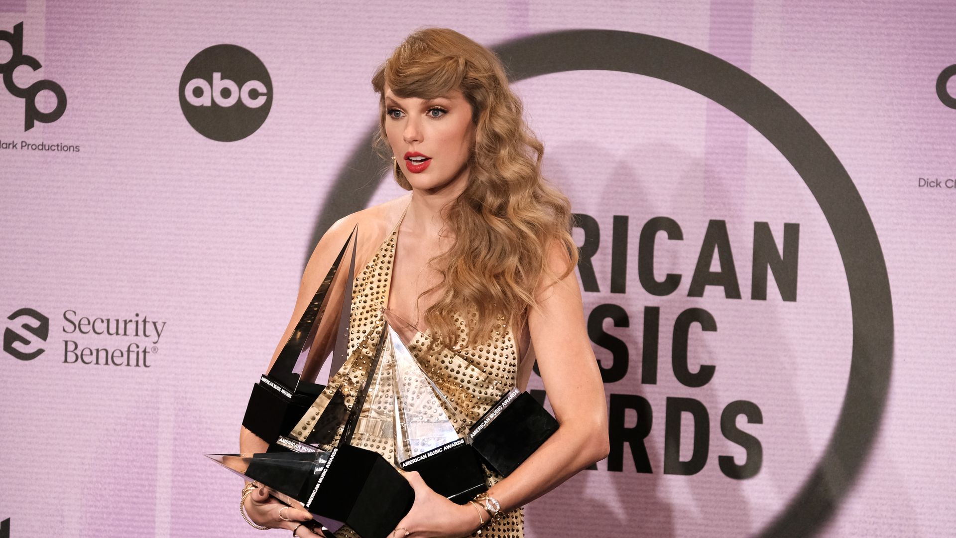 Taylor Swift winner at the 2022 American Music Awards.