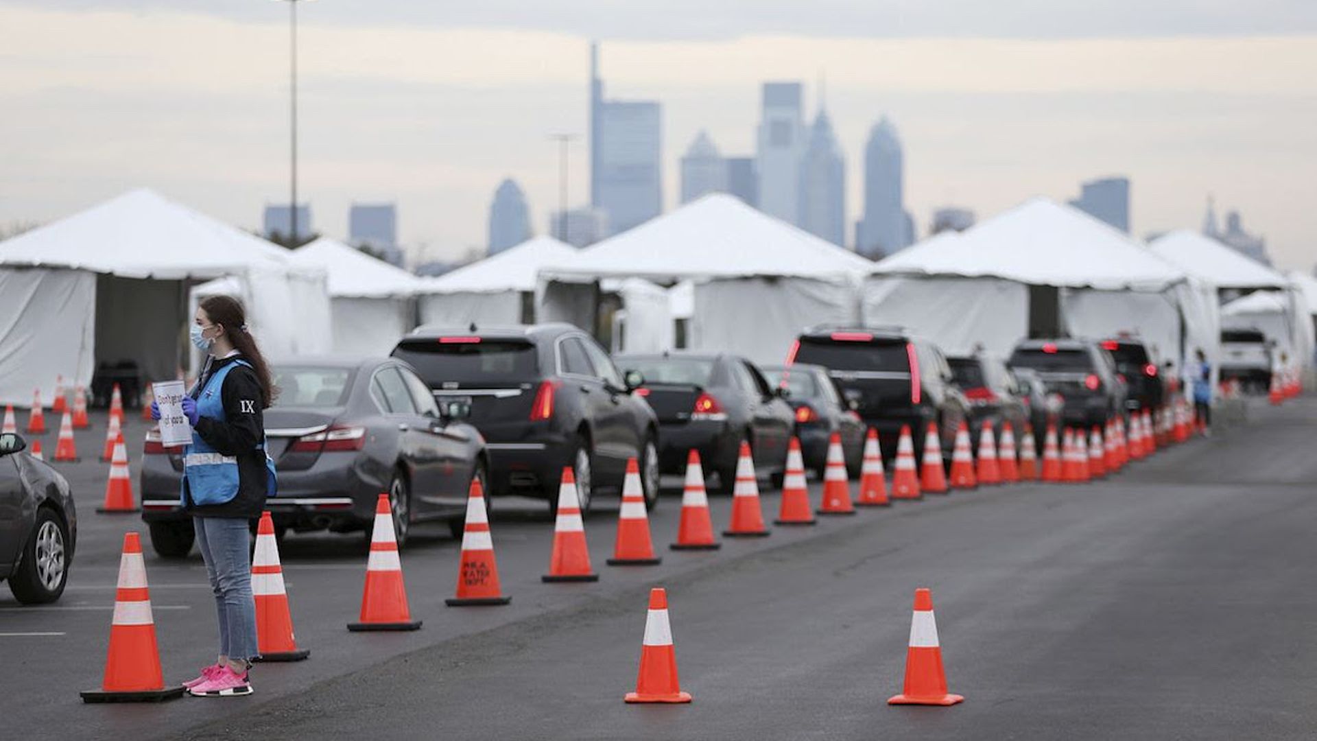 A line of cars waiting to get tested for the coronavirus