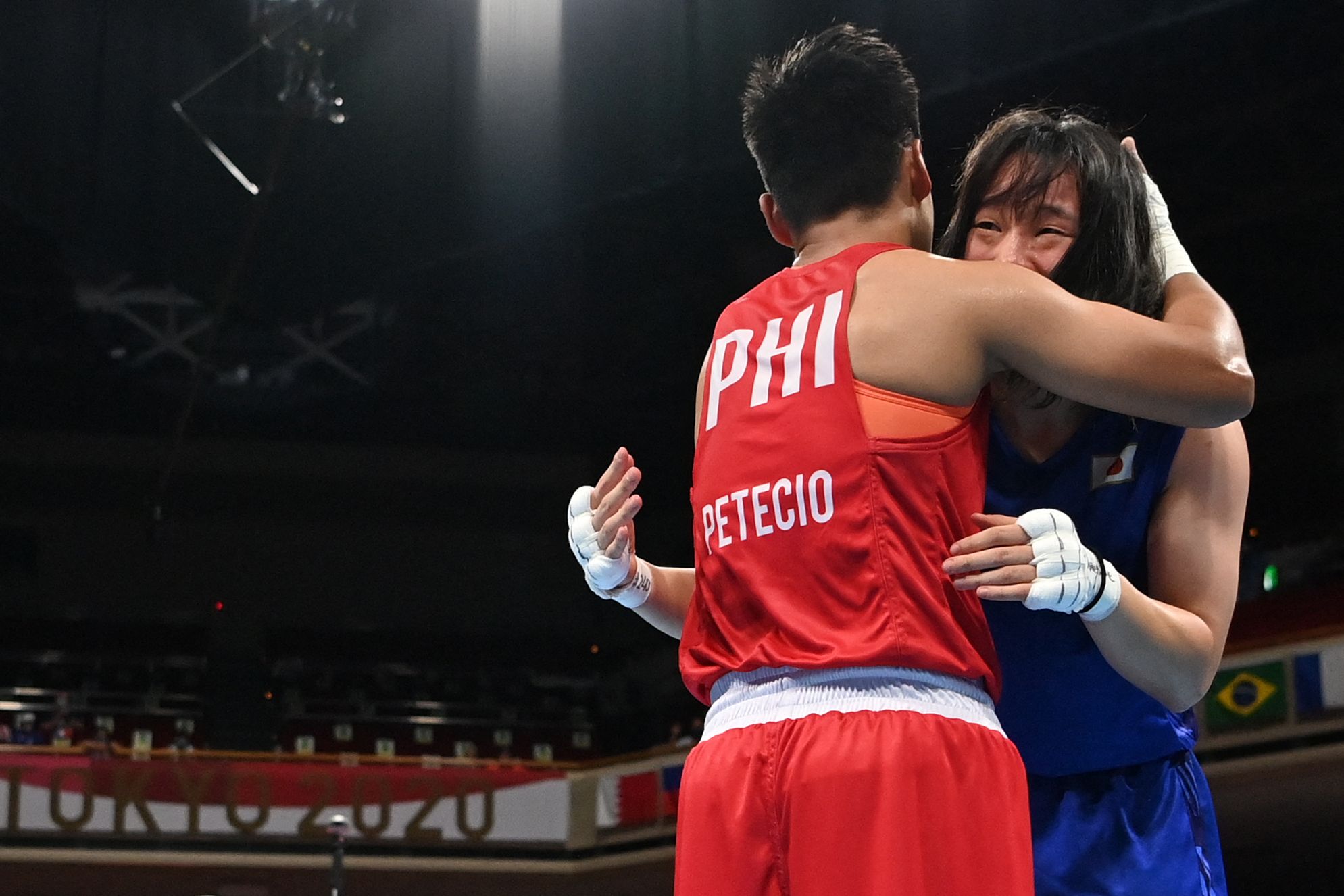  Japan's Sena Irie (blue) celebrates after winning against Philippines' Nesthy Petecio after their women's feather (54-57kg) boxing final bout during the Tokyo 2020 Olympic Games