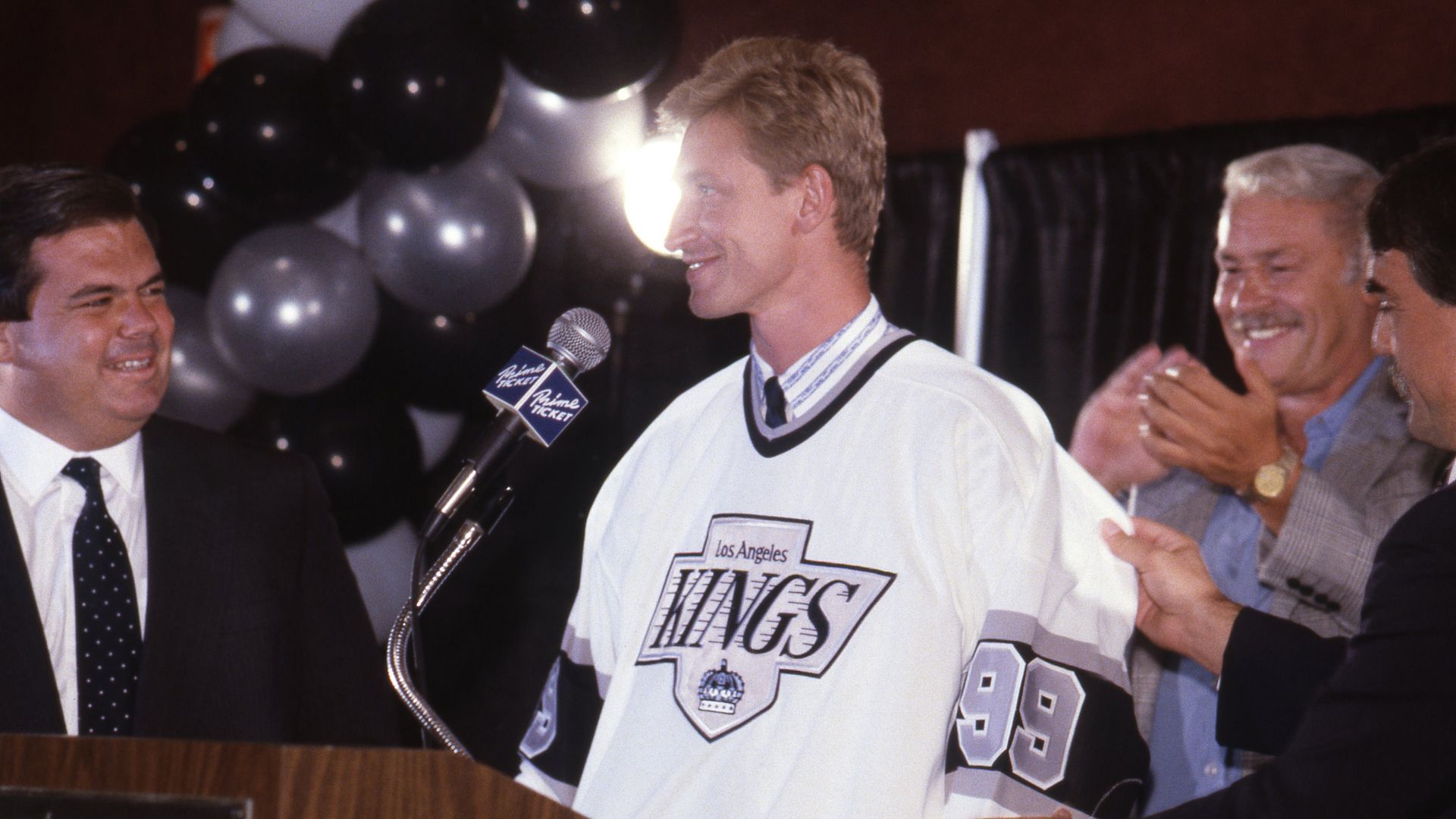 wayne gretzky introduced by kings 