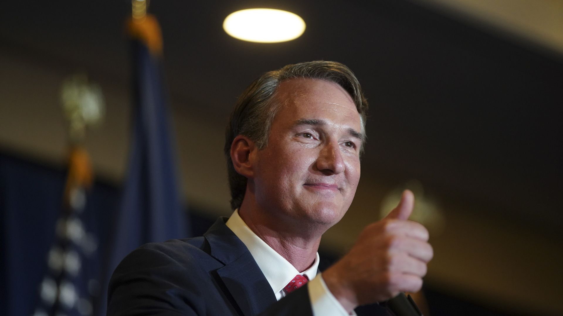  Glenn Youngkin, governor-elect of Virginia, gives a thumbs-up after speaking during an election night event in Chantilly, Virginia, U.S., on Wednesday. 