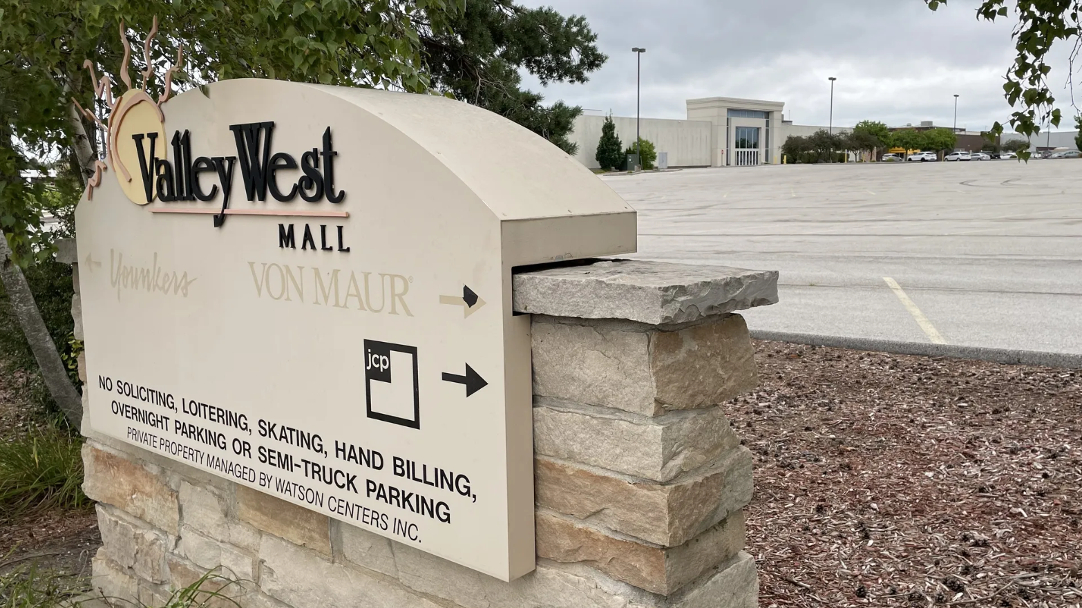 Younkers' Valley West Mall site closed in 2018. Von Maur's run there ended in 2022. Photo: Jason Clayworth/Axios