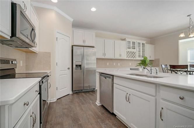 11213 Crane Creek Drive kitchen