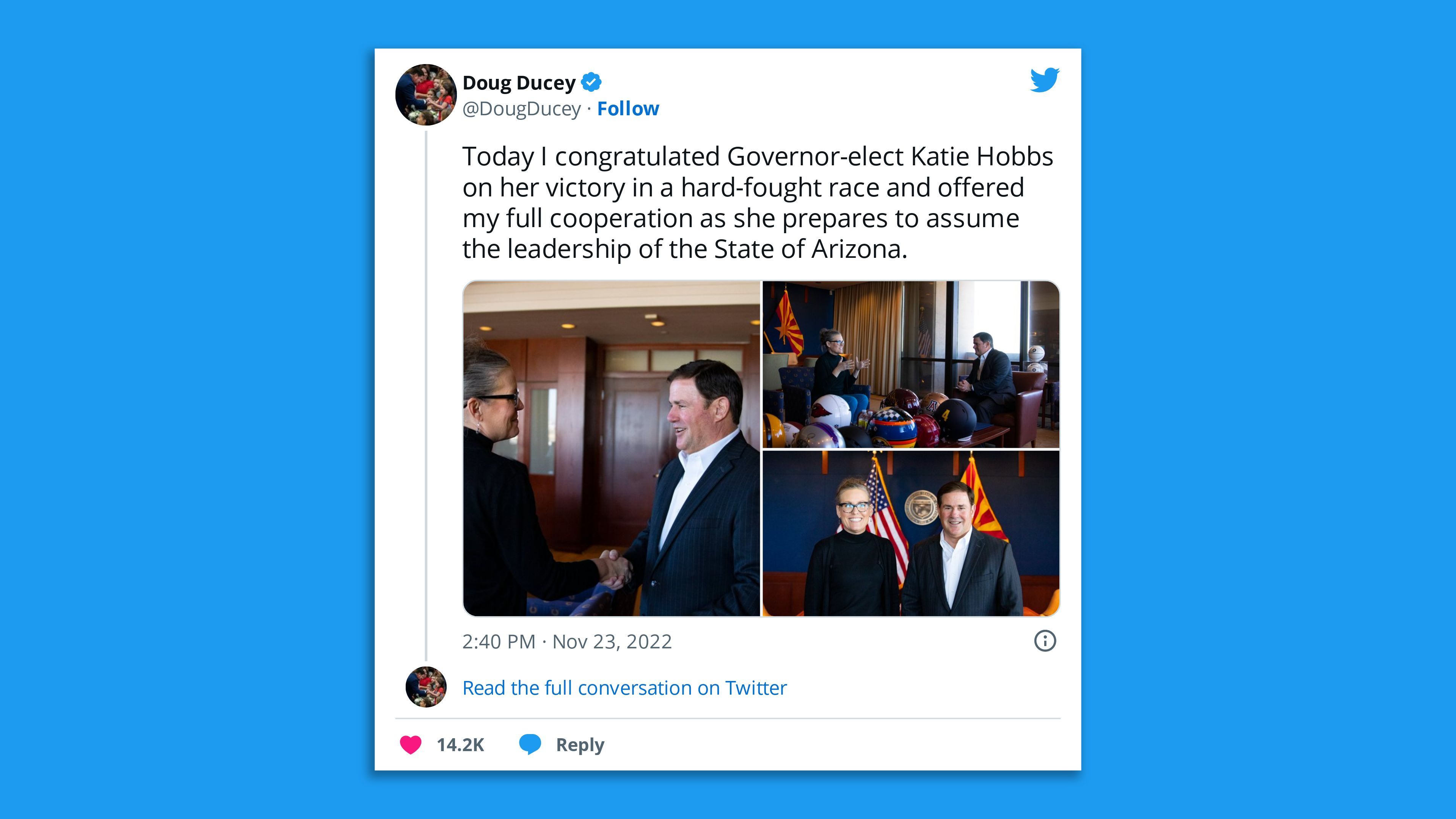 Een screenshot van een tweet van de gouverneur van Arizona, Doug Ducey, met de verkozen gouverneur Katie Hobbs, die haar feliciteert met haar overwinning.
