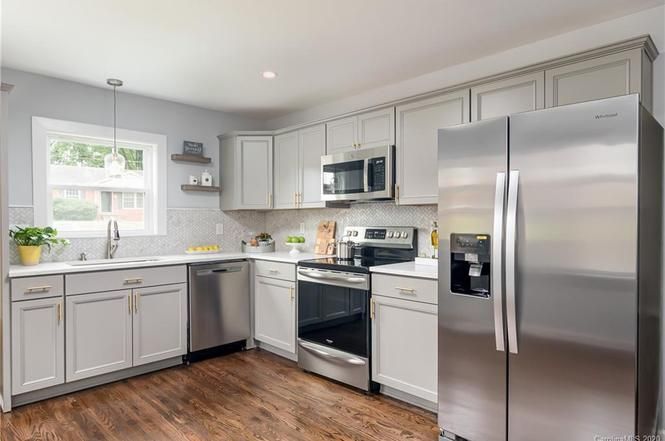 1427 Thriftwood Dr kitchen