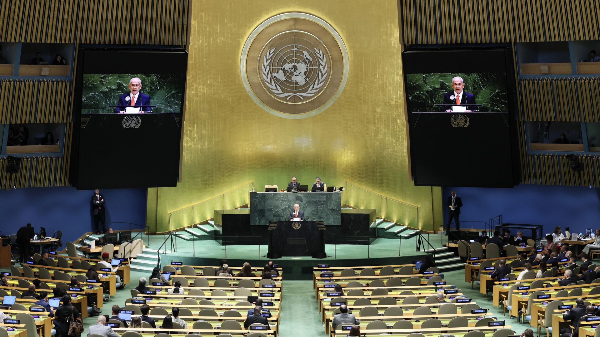 A largely empty audience in front of Netanhayu at the UN.