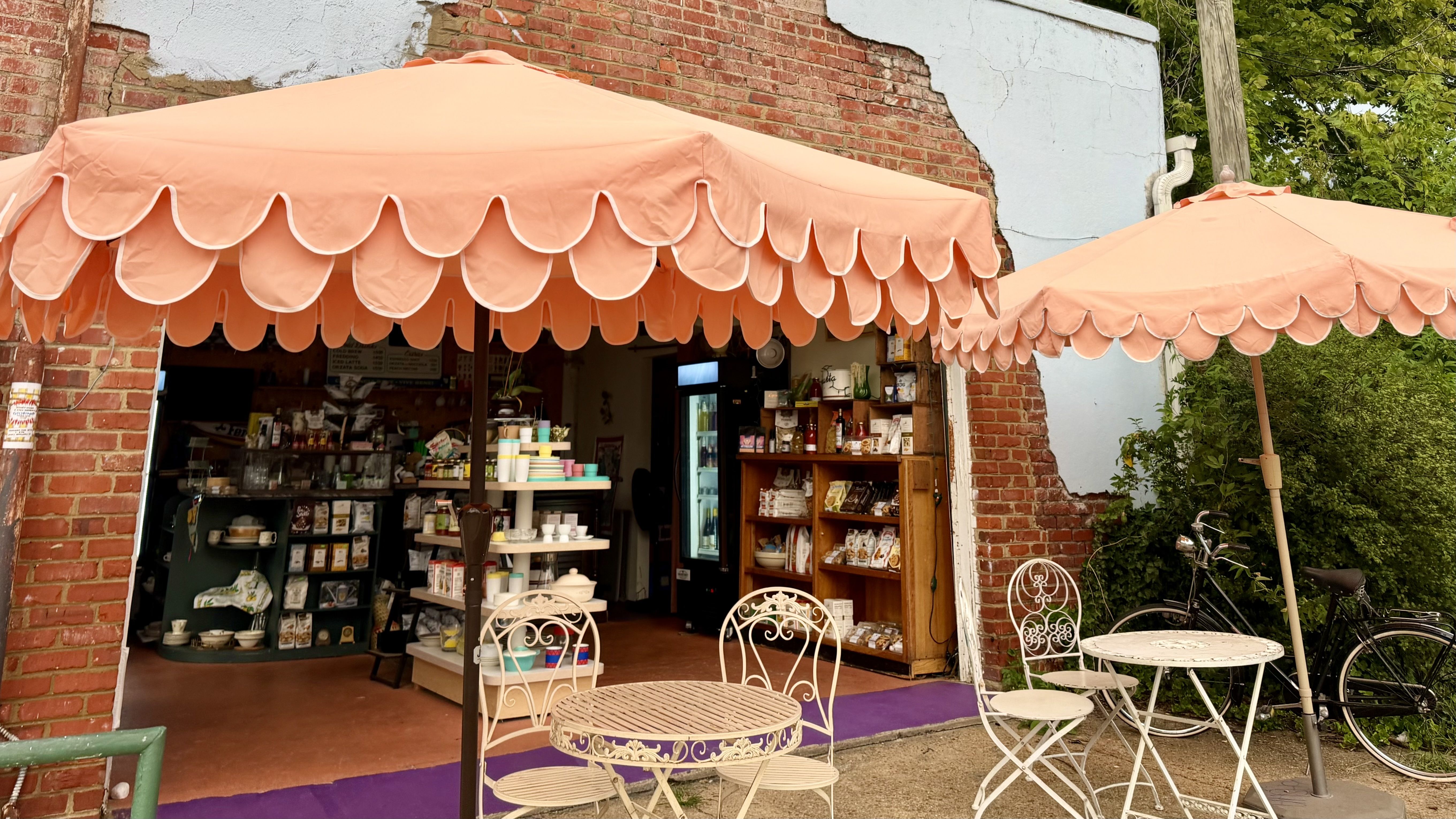 axios.com - Sabrina Moreno - Inside the Italian market tucked inside a Church Hill garage