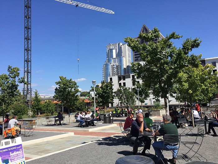 romare-bearden-lunch-outside