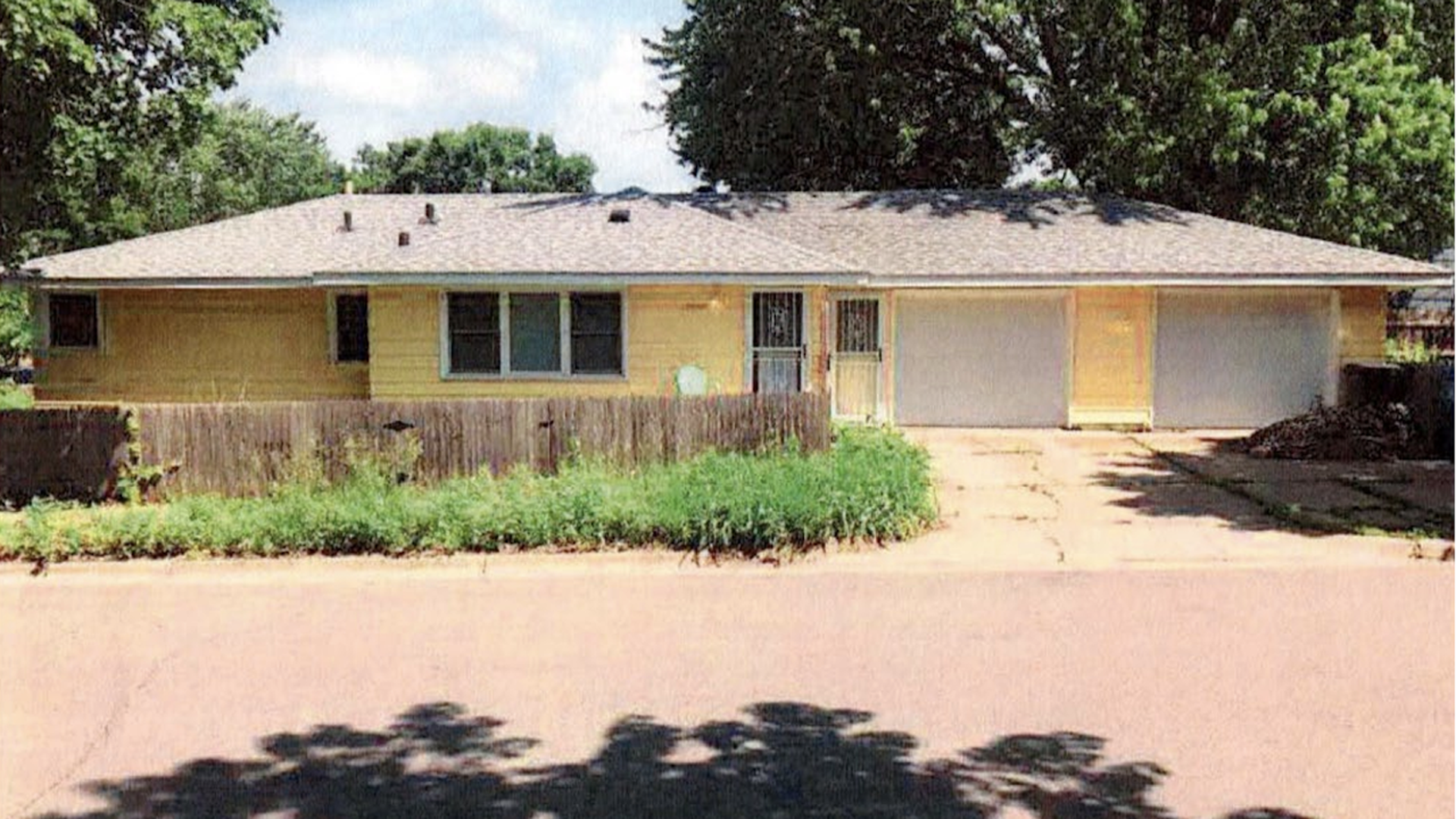 A photo of a yellow rambler house
