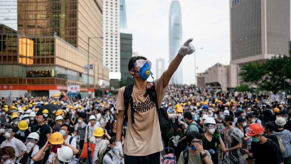 #standwithhongkong, Hong Kong Protests, protester in crowd